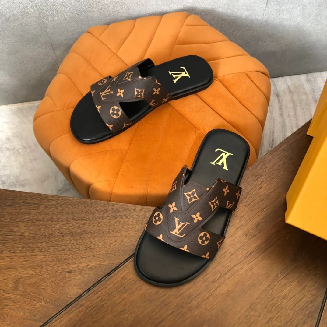 Factory price: 270💰LV counters are selling new brand luxury men's slippers, casual, loose and comfortable. The must-have model in the picture above [Happy][Happy], multiple colors available Size: 38-44, customized 45